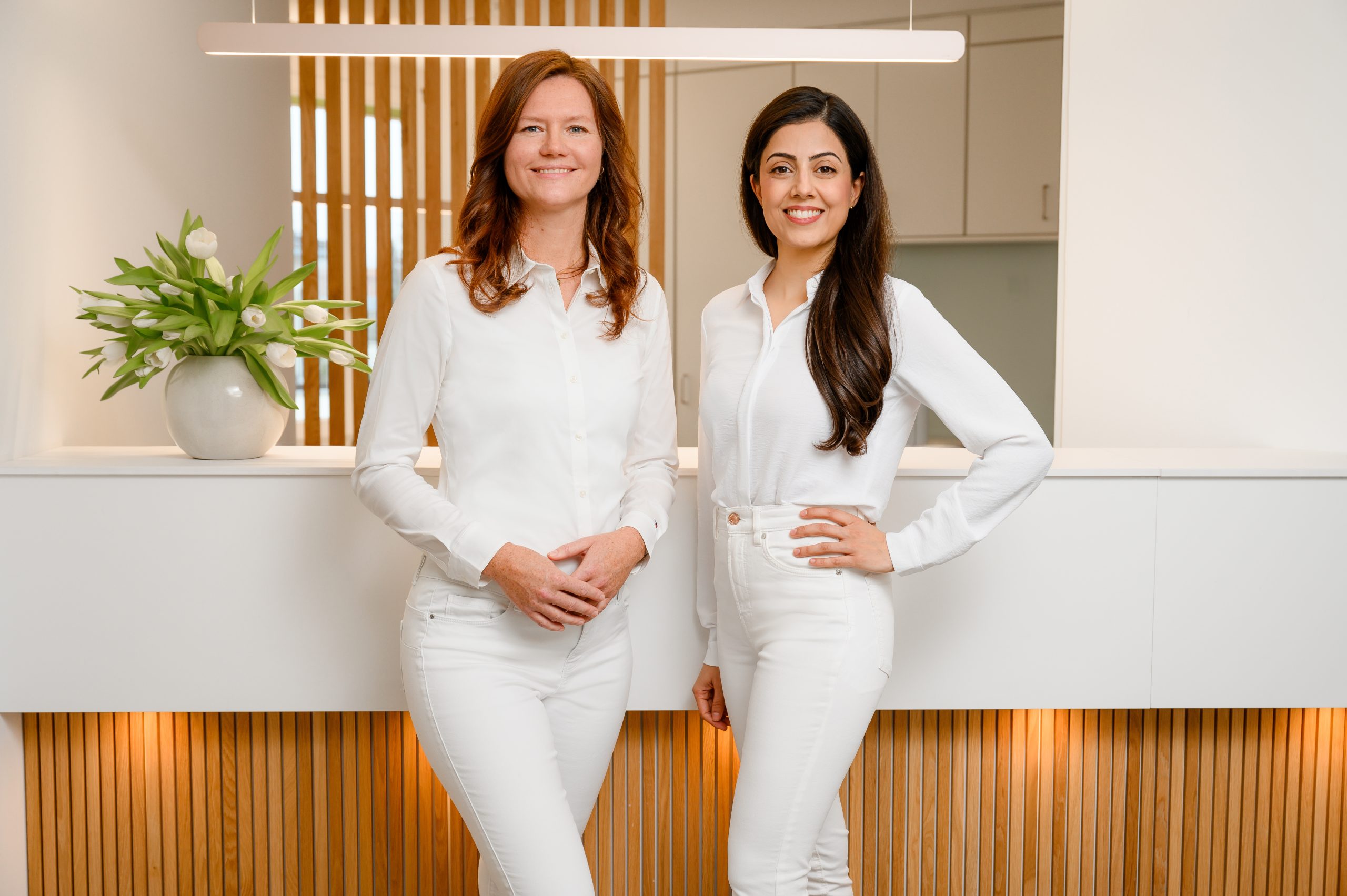 Dr. med. Michelle Putze und Elnaz Emrani Wilhelm in ihrer Praxis