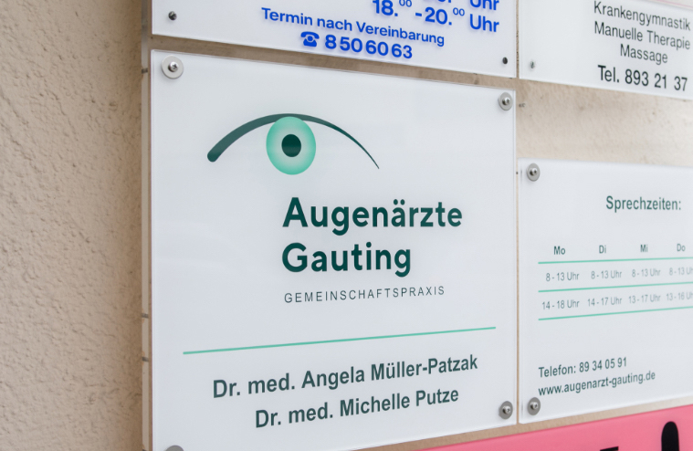 Das Praxisschild der Augenärzte Gauting am Eingang